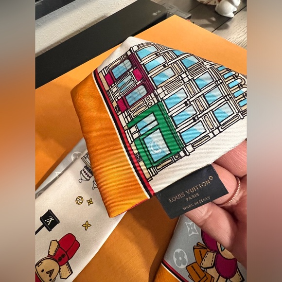 Louis Vuitton Vivienne Silk Satin Bandeau Twilly Light Grey Pink - Picture 11 of 11